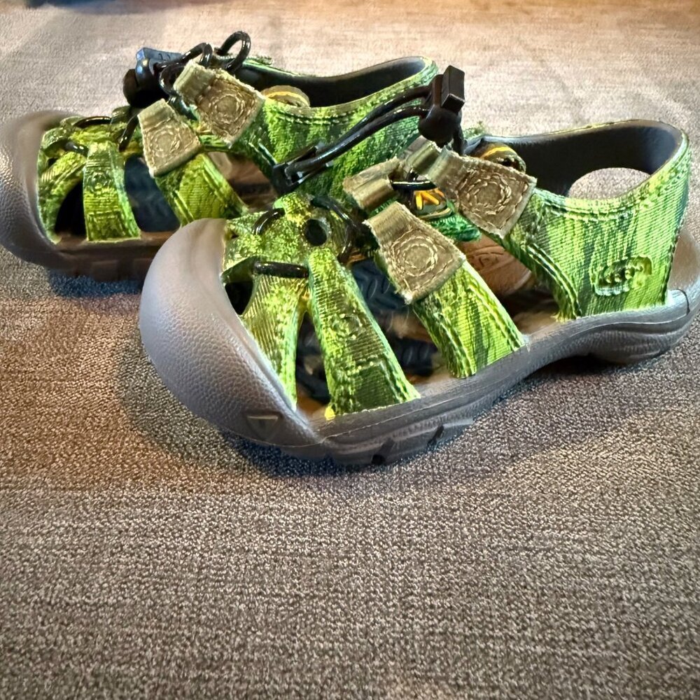 Keen Green Black Closed Toe Youth‎ Sandals 5 Durable Comfortable Outdoor Water